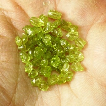 olivine, drilled fractions, fine, 50 pcs | www.sperkove-kameny.cz