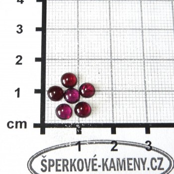 Granát Almandin, minikabošon pr. 4,5 mm | www.sperkove-kameny.cz